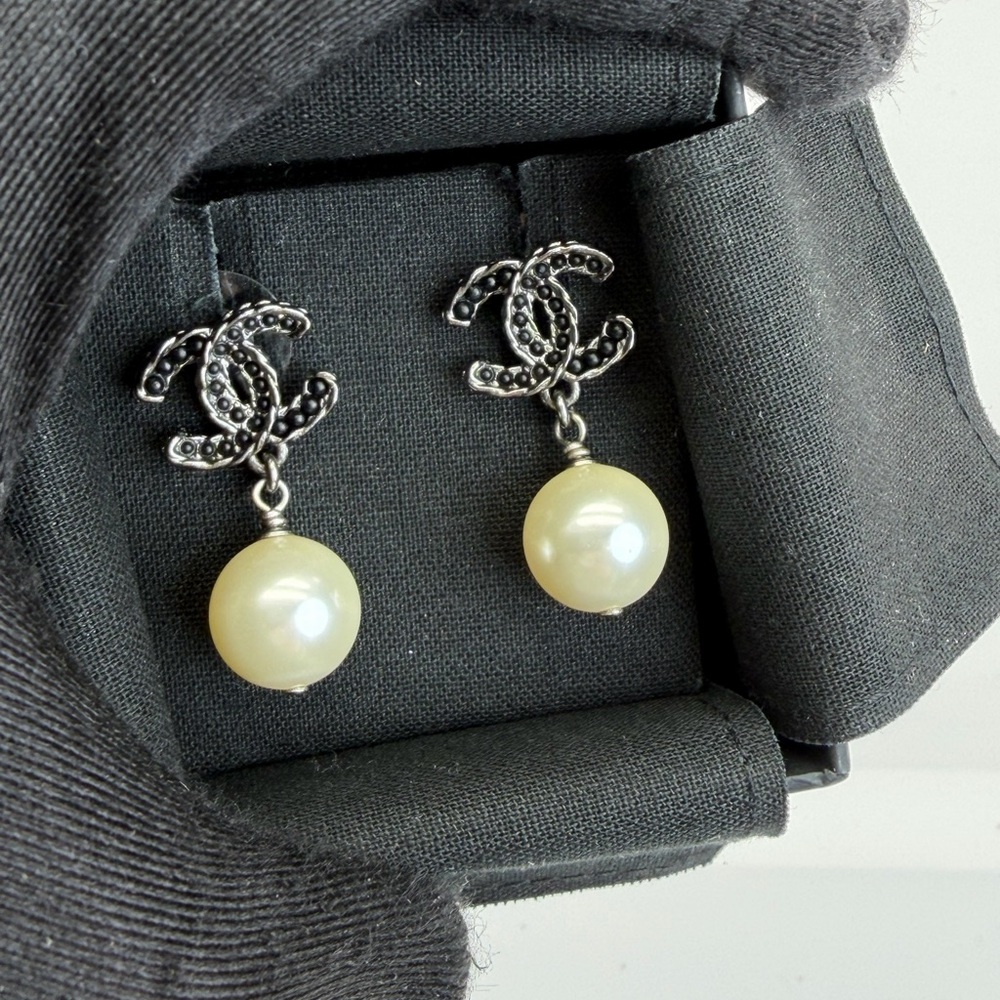 CHANEL Black Crystal Pearl Cc Drop Earrings - Picture 4 of 9